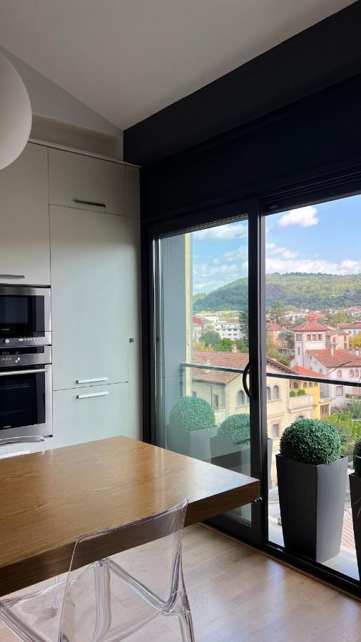 Appartamento Ático de diseño con terraza en el centro de Olot Esterno foto